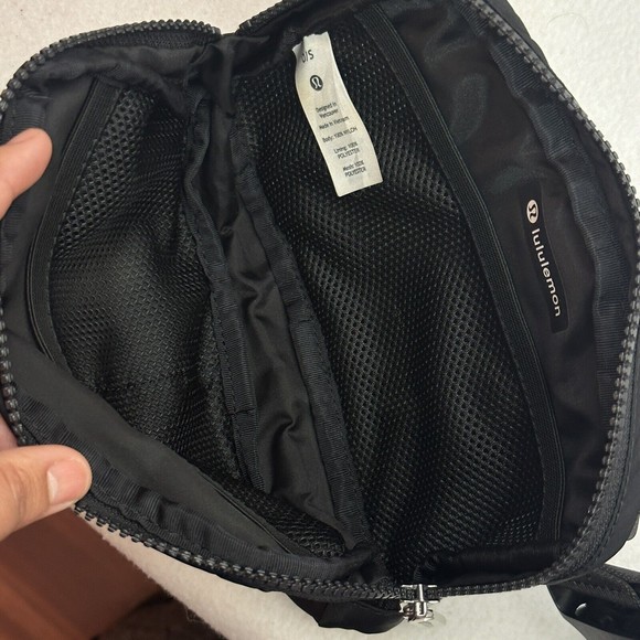 Lululemon Everywhere Belt Bag Crossbody Strap Extended 1L Black - Picture 9 of 11